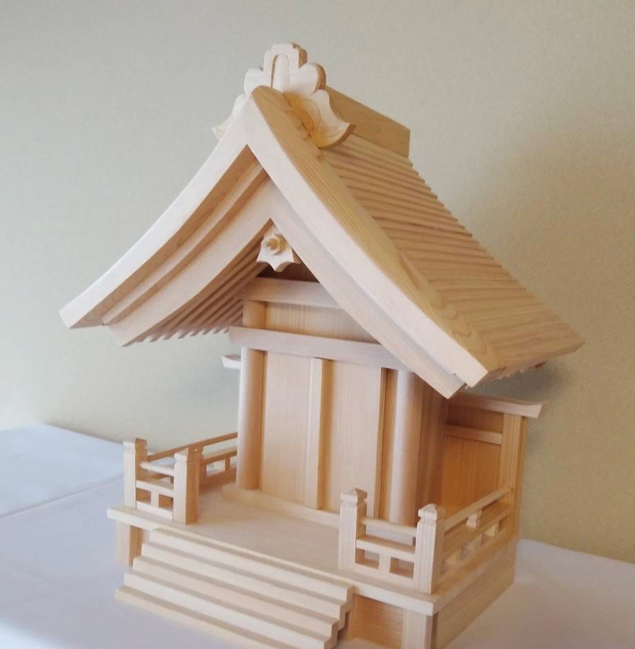 千木がないと、反り屋根が目立つ